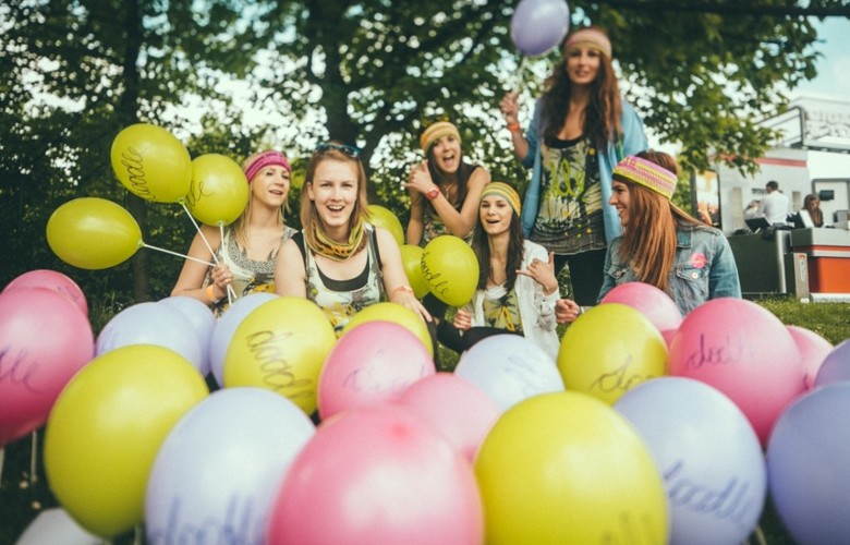 zabava studentke hipi baloni